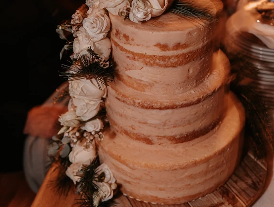 Hochzeitslocation: Eine Hochzeitstorte darf auf keiner Hochzeit fehlen. - Almstadl - Winterhochzeit am Berg