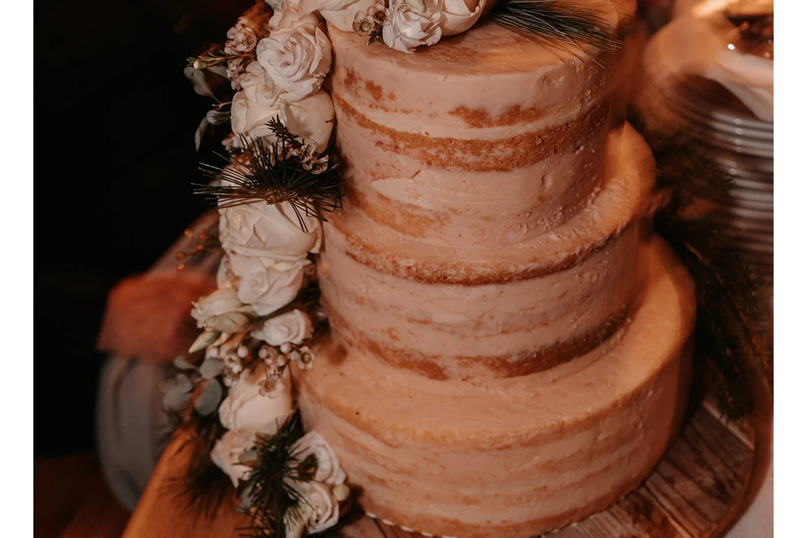 Hochzeitslocation: Eine Hochzeitstorte darf auf keiner Hochzeit fehlen. - Almstadl - Winterhochzeit am Berg
