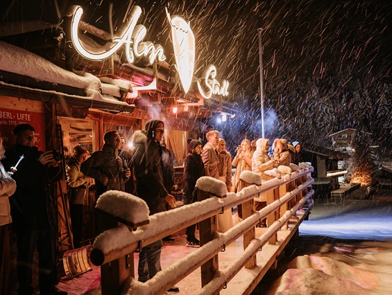 Hochzeitslocation: Abendstimmung in der Hochzeitslocation Almstadl im Zillertal. - Almstadl - Winterhochzeit am Berg