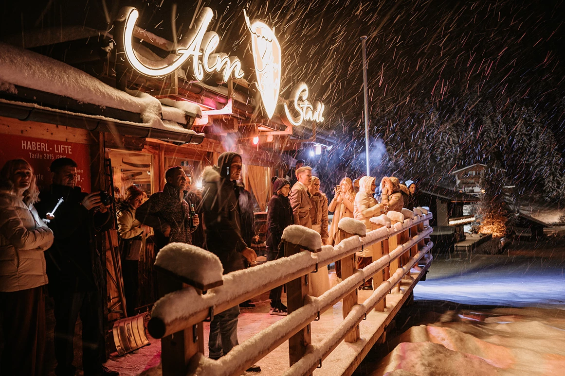 Hochzeitslocation: Abendstimmung in der Hochzeitslocation Almstadl im Zillertal. - Almstadl - Winterhochzeit am Berg