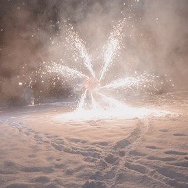 Hochzeit: Feierwerke im Schnee in Gerlos. - Almstadl - Winterhochzeit am Berg