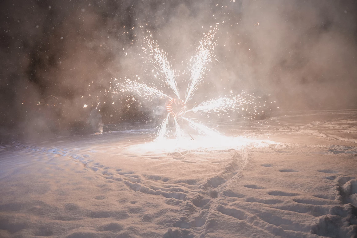 Hochzeitslocation: Feierwerke im Schnee in Gerlos. - Almstadl - Winterhochzeit am Berg