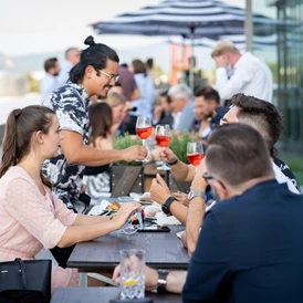 Hochzeit: Dachterrasse  - DESIGN OFFICES Bonn Hauptbahnhof