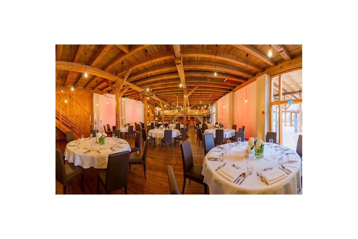 Hochzeitslocation: Im ACANTUS Hotel könnt ihr mit bis zu 200 Hochzeitsgästen eure Hochzeit feiern. - ACANTUS Hotel