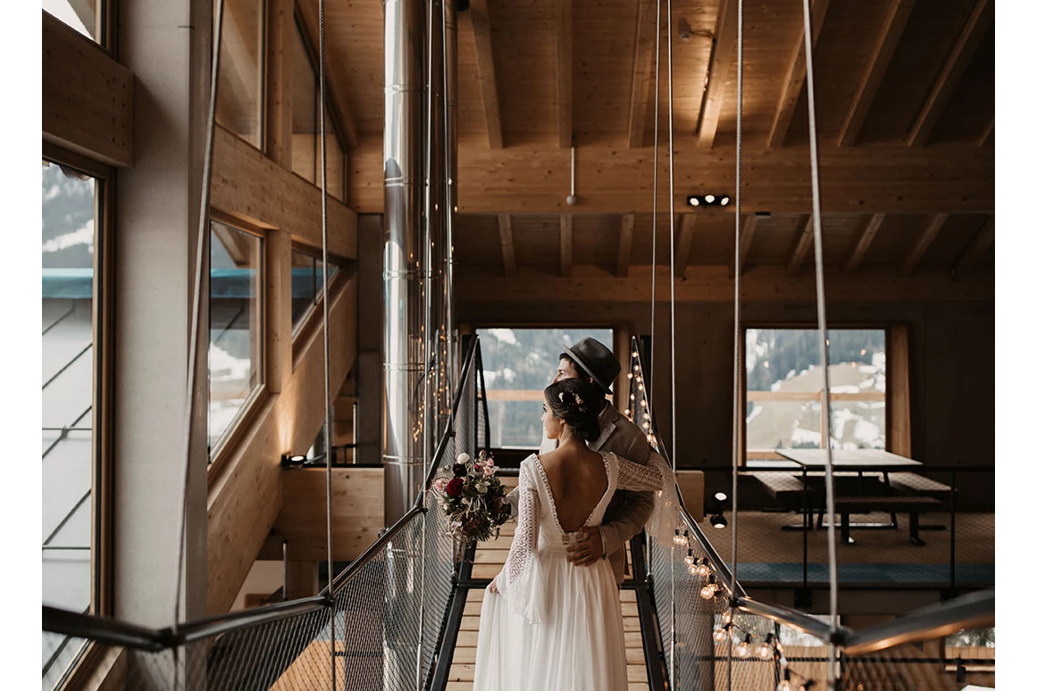 Hochzeitslocation: Hängebrücke in der Galerie, direkt am Panoramafenster - Lumberjack Bio Bergrestaurant
