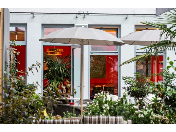 Hochzeitslocation: Grosse und grüne Gartenterrasse - Kaffeehaus Mila