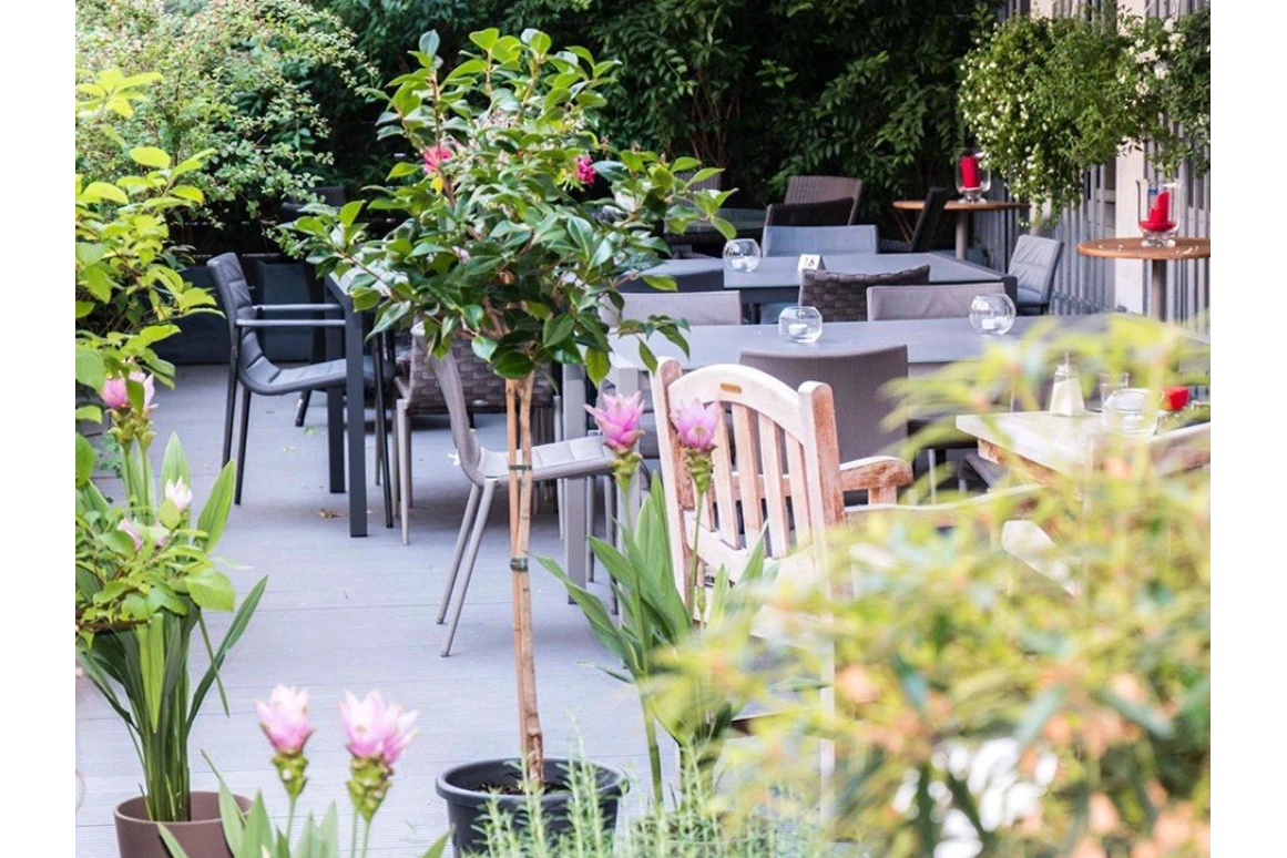 Hochzeitslocation: Grosse und grüne Gartenterrasse - Kaffeehaus Mila