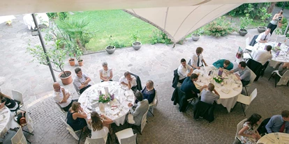 Hochzeit - Nals - Hochzeitstafel im Freien auf Schloss Pienzenau, Südtirol. 
Foto © blitzkneisser.com - Schloss Pienzenau