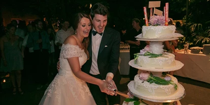 Hochzeit - Nals - Hochzeitstorte im Freien auf Schloss Pienzenau, Südtirol. 
Foto © blitzkneisser.com - Schloss Pienzenau