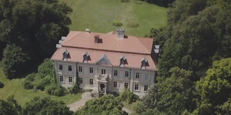 Hochzeit: Vogelpersbektive auf das Schloss Stülpe. - Schloss Stülpe