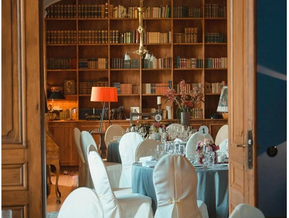 Hochzeitslocation: Blick vom Blauem Salon in den Roten Salon. - Schloss Stülpe
