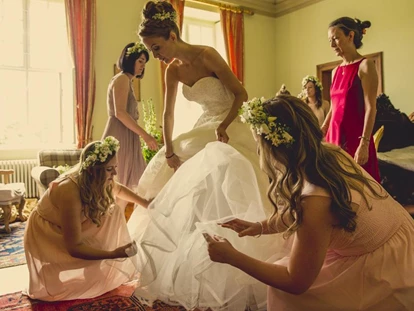 Mariage - Nuthe-Urstromtal - Die letzten Vorbereitungen der Braut. Für das Getting Ready bietet das Schloss zahlreiche tolle Räume. - Schloss Stülpe