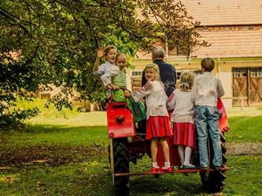 Hochzeitslocation: Kurze Traktorfahrt mit den Kindern. - Schloss Stülpe