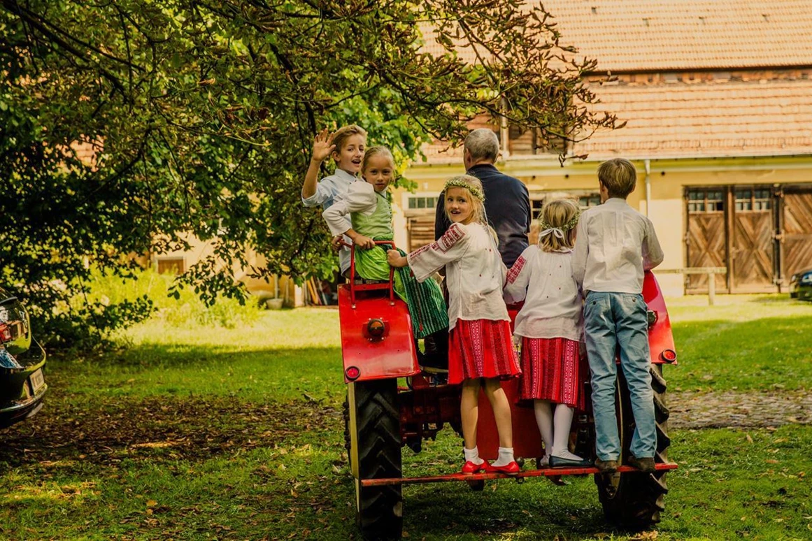 Hochzeitslocation: Kurze Traktorfahrt mit den Kindern. - Schloss Stülpe