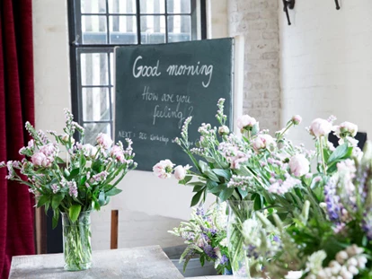 Mariage - Nuthe-Urstromtal - Willkommensschild am Frühstücksbuffet. - Schloss Stülpe