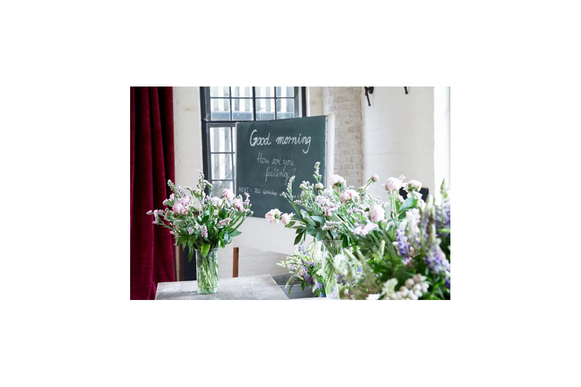 Hochzeitslocation: Willkommensschild am Frühstücksbuffet. - Schloss Stülpe