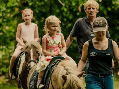 Mariage - Nuthe-Urstromtal - Auch für die kleine Gäste gibts hier viel zu Erleben. Eines der Highlights ist das Ponyreiten. - Schloss Stülpe