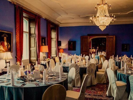 Hochzeitslocation: Eingedeckter Blauer Salon für eure Hochzeit auf Schloss Stülpe. - Schloss Stülpe
