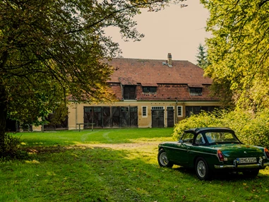 Hochzeitslocation: Oldtimer vor dem historischen Pferdestall. - Schloss Stülpe