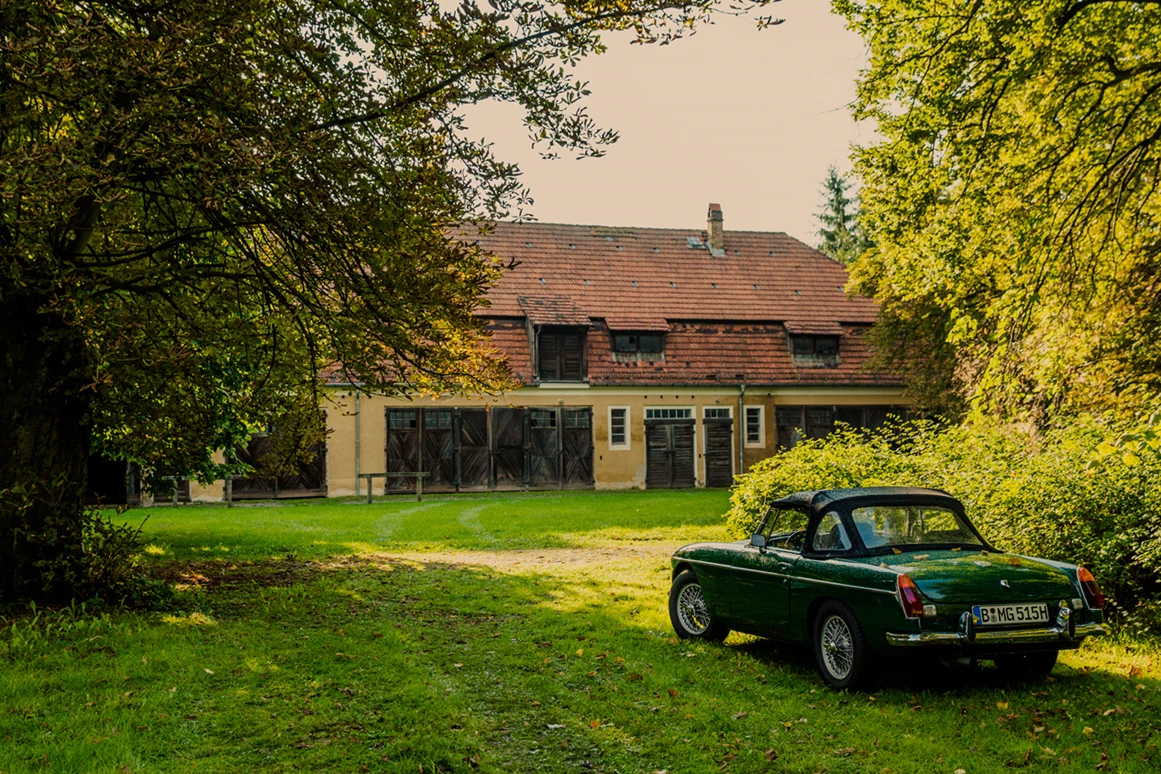 Hochzeitslocation: Oldtimer vor dem historischen Pferdestall. - Schloss Stülpe