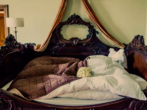 Hochzeitslocation: Wunderschönes Bett in der Hochzeitssuite. - Schloss Stülpe