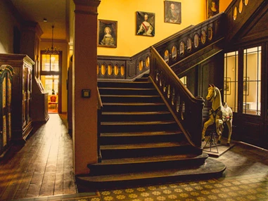 Hochzeitslocation: Vestibül des Schloss Stülpe. - Schloss Stülpe