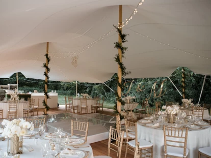 Mariage - Nuthe-Urstromtal - Eine Hochzeit unter freiem Himmel auf Schloss Stülpe unweit von Berlin. Kleine Bühne und Tische für die Gäste. - Schloss Stülpe
