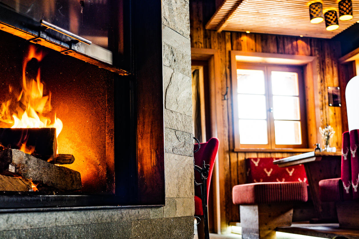 Bruiloft - Tiroler Oberland - Kaminofen im Restaurant für eine gemütliche Atmosphäre während einer kleine Hochzeit in den Bergen - Panorama Alm Sölden