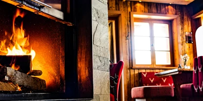 Hochzeit - nächstes Hotel - Tirol - Kaminofen im Restaurant für eine gemütliche Atmosphäre während einer kleine Hochzeit in den Bergen - Panorama Alm Sölden