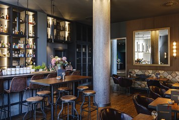 Hochzeit: Innenbereich mit Bar und Lounge - CARL & SOPHIE Spree Restaurant