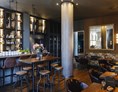 Hochzeit: Innenbereich mit Bar und Lounge - CARL & SOPHIE Spree Restaurant