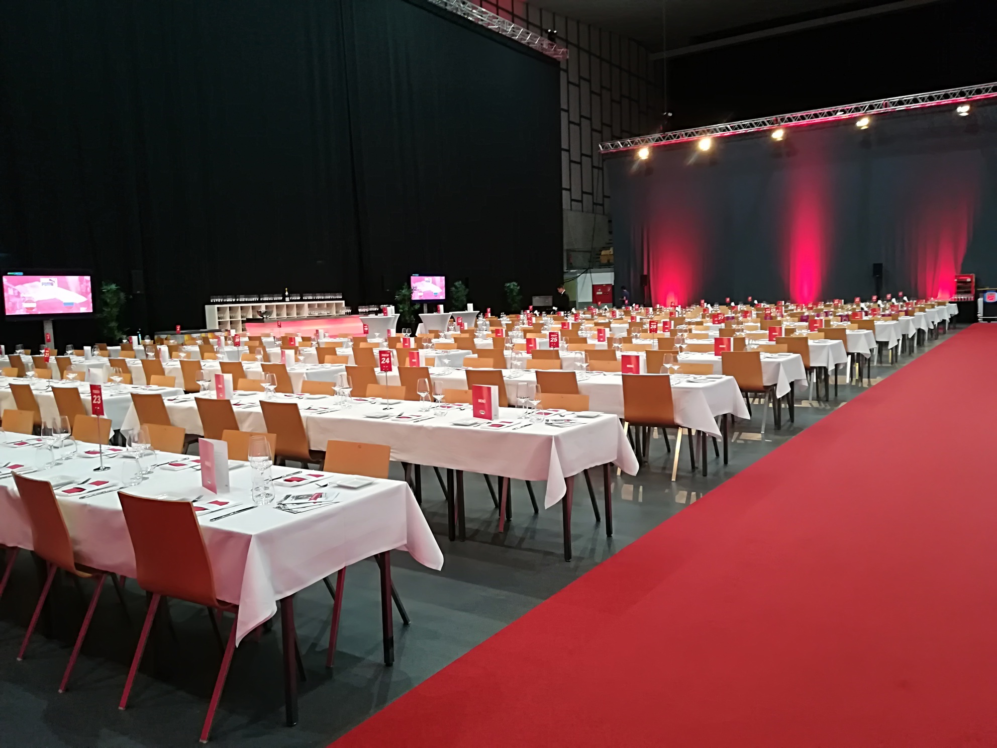 Sport- und Veranstaltungszentrum Olympiaworld GmbH Informatie over de balzalen 