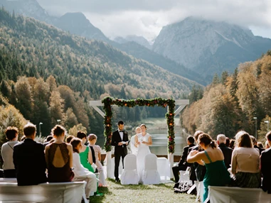 Hochzeitslocation: Trauung auf der Bergwiese am Riessersee in Garmisch-Partenkirchen - Riessersee Hotel Garmisch-Partenkirchen