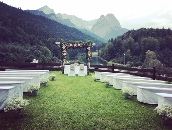 Hochzeitslocation: Trauung auf der Bergwiese am Riessersee in Garmisch-Partenkirchen - Riessersee Hotel Garmisch-Partenkirchen