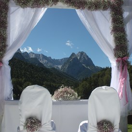 Hochzeit: Trauung unter freiem Himmel auf der Bergwiese in Garmisch-Partenkirchen - Riessersee Hotel Garmisch-Partenkirchen