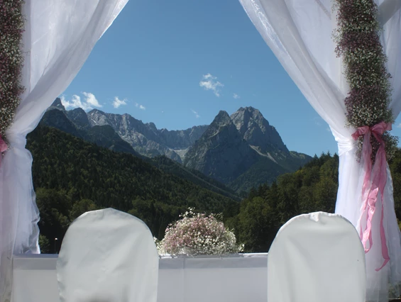 Hochzeitslocation: Trauung unter freiem Himmel auf der Bergwiese in Garmisch-Partenkirchen - Riessersee Hotel Garmisch-Partenkirchen