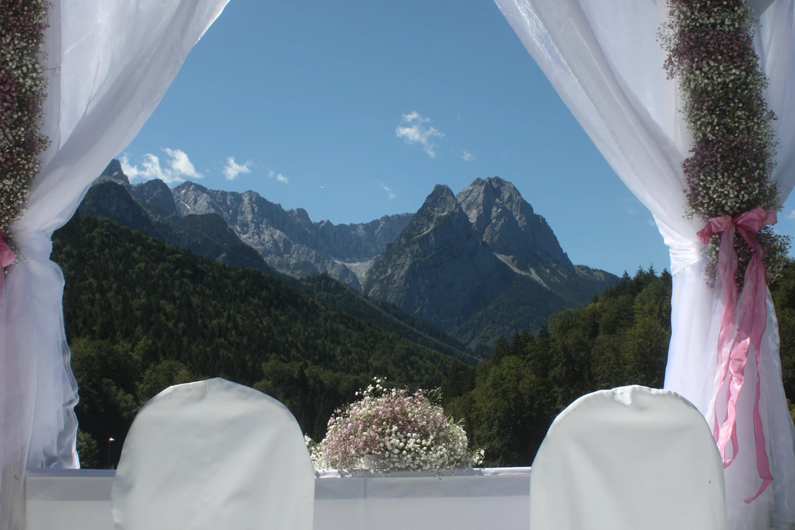 Hochzeitslocation: Trauung unter freiem Himmel auf der Bergwiese in Garmisch-Partenkirchen - Riessersee Hotel Garmisch-Partenkirchen