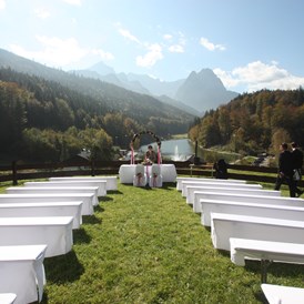 Hochzeit: Trauung unter freiem Himmel auf der Bergwiese in Garmisch-Partenkirchen - Riessersee Hotel Garmisch-Partenkirchen