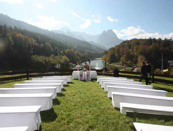 Hochzeitslocation: Trauung unter freiem Himmel auf der Bergwiese in Garmisch-Partenkirchen - Riessersee Hotel Garmisch-Partenkirchen