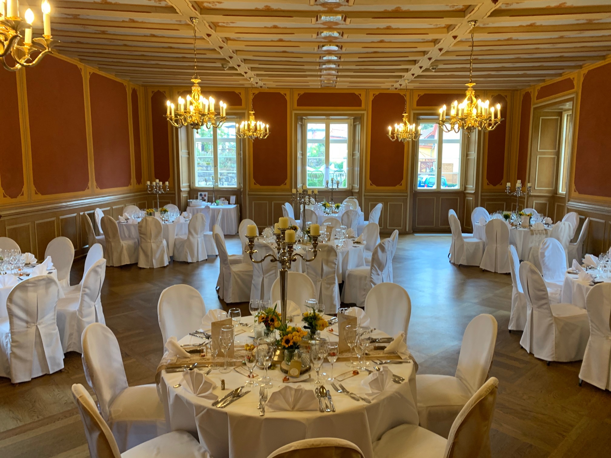 Hochzeitslocation: Wappensaal runde Tische  - Schlosshotel Gedern