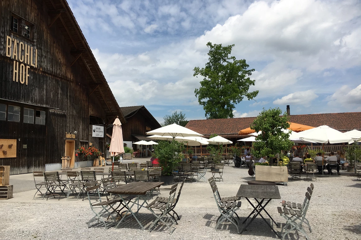 Hochzeitslocation: Der Bächlihof inmitten von Obstbäumen ist eine wunderbare Hochzeitslocation in jeder Jahreszeit.  - Bächlihof - Jucker Farm AG