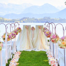 Hochzeit: Zeremonie am See im Schloss-Park - Swiss-Chalet Merlischachen