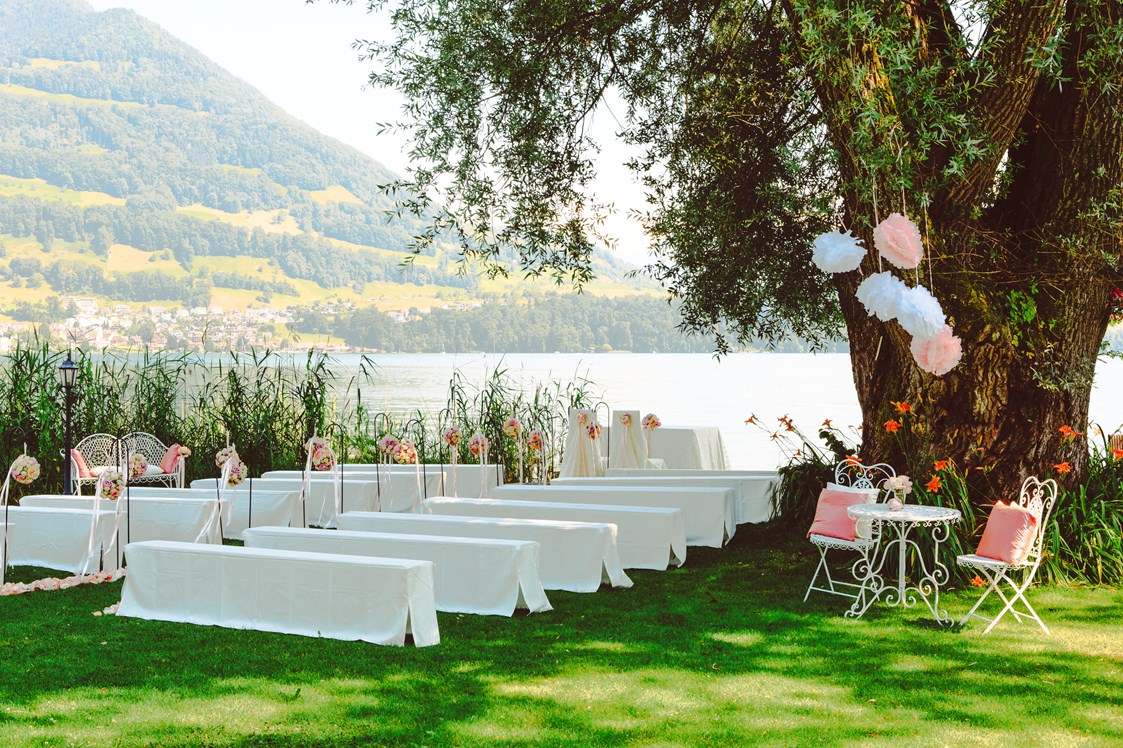 Hochzeit: Zeremonie am See im Schloss-Park - Swiss-Chalet Merlischachen