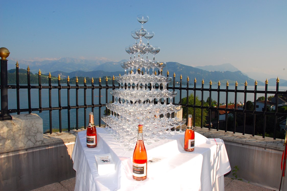 Hochzeit: Champagner-Cascade - Swiss-Chalet Merlischachen