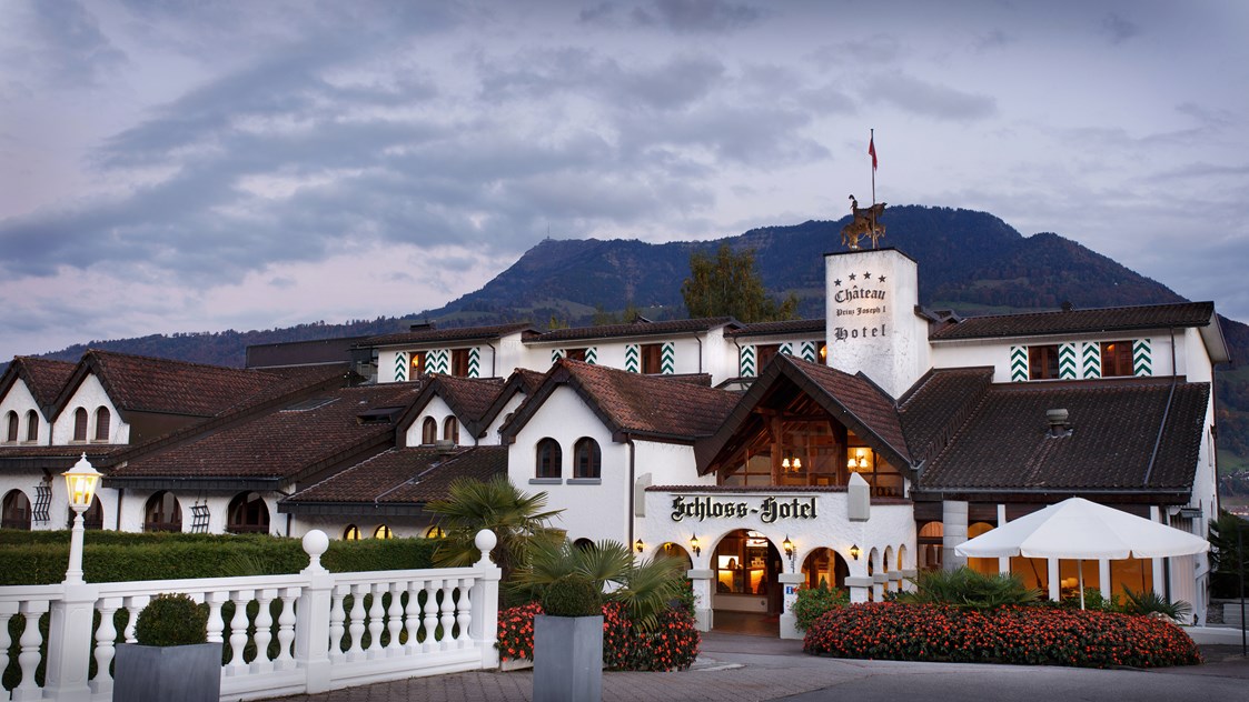 Hochzeit: Aussenansicht Schloss-Hotel - Swiss-Chalet Merlischachen