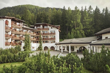 Hochzeit: Das  Hotel Waldhuus Davos überzeugt mit einzigartiger Lage inmitten der Bündner Berge, direkt am 18-Loch-Golfplatz und inmitten der Langlaufloipe. - Hotel Waldhuus Davos