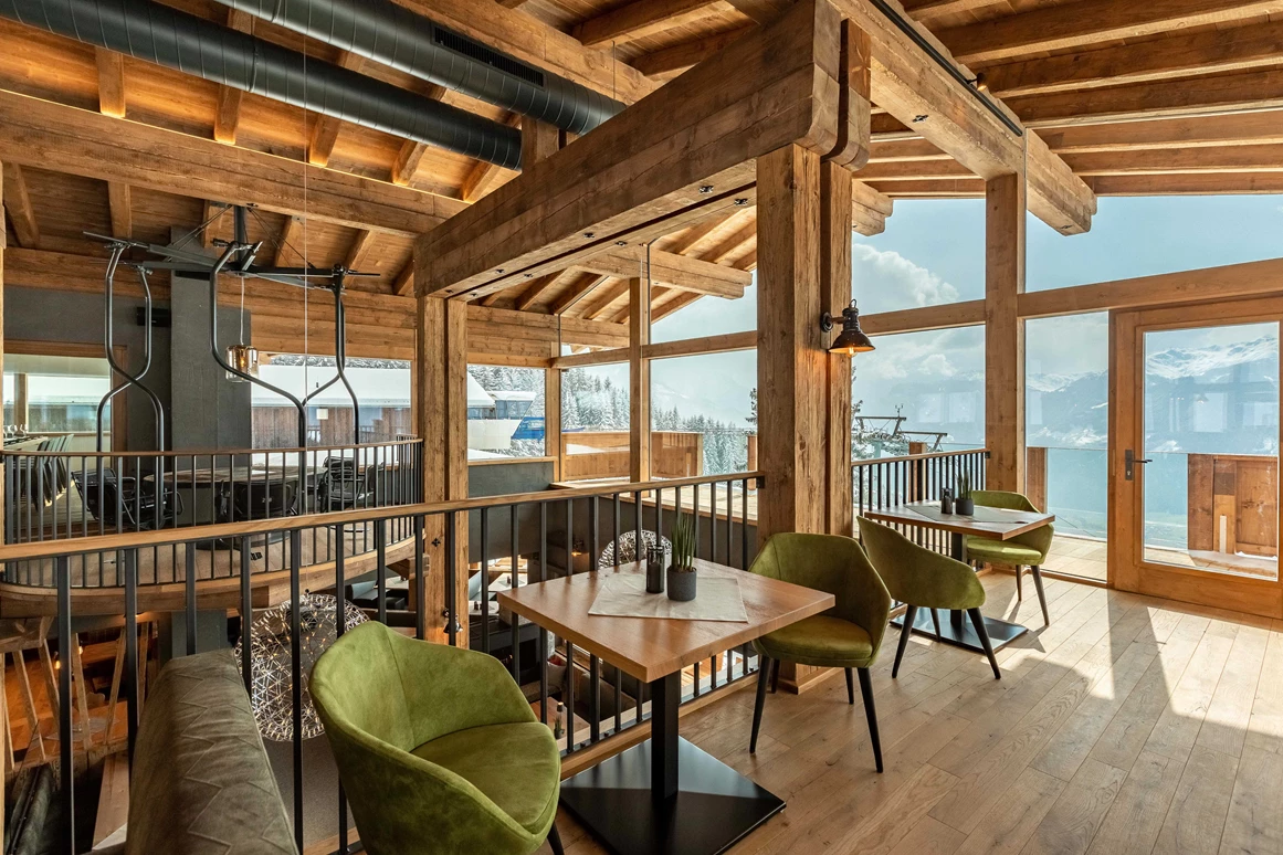 Hochzeitslocation: Große Fensterfronten geben den Blick auf die Zillertaler Bergwelt frei. - Wiesenalm