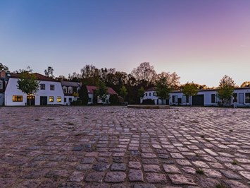 Gut Sarnow - Ihre Hochzeitslocation Angaben zu den Festsälen Hof mit Sprinbrunnen