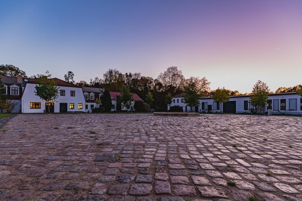 Gut Sarnow - Ihre Hochzeitslocation Angaben zu den Festsälen Hof mit Sprinbrunnen