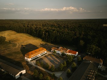 Gut Sarnow - Ihre Hochzeitslocation Informatie over de balzalen Uitzicht vanuit het hotel op de paardenweiden